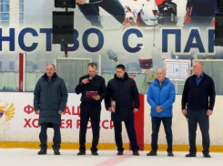 Полицейский играет в хоккей, новое хобби придумали в Воронежской области