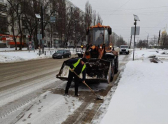 Дополнительную спецтехнику вывели на улицы Воронежа для уборки снега