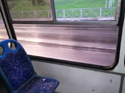 Лопнувшее стекло автобуса во время поездки задело пассажира в Воронеже 