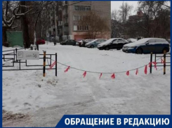 Импровизированный шлагбаум во дворе многоэтажки возмутил воронежцев