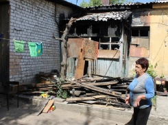 Жуткие условия полусгоревшего дома, где живут люди, показали на фото в Воронеже