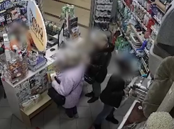 Неспешную кражу в зоомагазине с почесыванием рук сняли в воронежском ТЦ