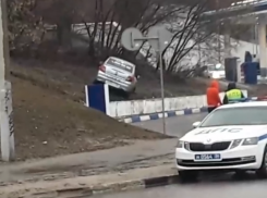 Необъяснимый результат ДТП с таксистом попал на видео в Воронеже