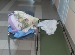 “Детских кроваток нет”: жительница Воронежа рассказала о больничной ночевке на “советской раскладушке”