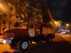 Пятиэтажку эвакуировали из-за мощного пожара в Воронеже