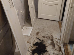 Многоквартирный дом полтора месяца затапливает в Воронеже