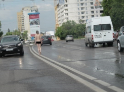 Голая женщина продолжает эпатировать водителей в центре Воронежа