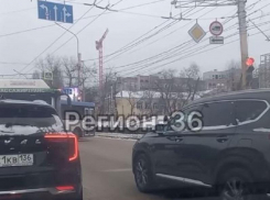 Заклинивший светофор остановил главную магистраль левого берега Воронежа