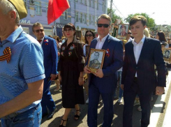Мэр Воронежа на «Бессмертном полку» впервые показал сына-красавчика 