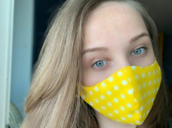 Швея делает бесплатные дизайнерские маски для жителей Воронежа