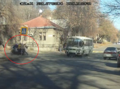 В Воронеже «Лада» врезалась в «ПАЗ», а затем сбила группу девушек (ВИДЕО)