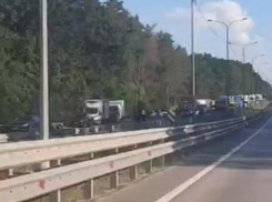 Из-за столкновения двух фур на выезде из Воронежа образовалась огромная пробка 