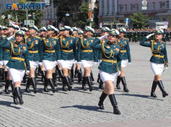 Красотки-военнослужащие в коротких юбках прошагали на параде Победы в Воронеже