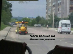 Комичный паровозик заметили посреди дороги на Машмете 