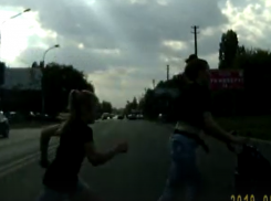 Женщина с тремя детьми бросилась под машину и попала на видео в Воронеже