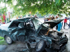 Водитель ВАЗа погиб столкнувшись с легковушкой и деревом в Воронеже