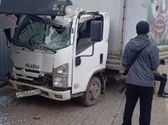 Стало известно, кто отремонтирует остановку, в которую влетел грузовик в Воронеже 