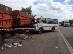 Опубликовано видео последствий столкновения автобуса и КамАЗа под Воронежем 