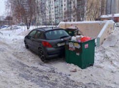 Неуклюжее наказание Peugeot сняли в воронежском дворе