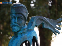 Таблички в стиле петровских гравюр и необычный памятник Бунину: чем удивляет Петровская набережная в Воронеже