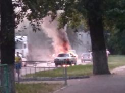Мощное возгорание автомобиля из-за электропроводки попало на видео
