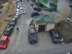 Взрыв в электробудке с электриками попал на видео в воронежском дворе