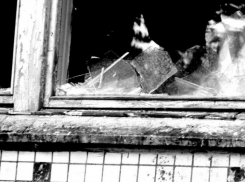 В Воронеже мужчина разбил окно квартиры и украл телевизор