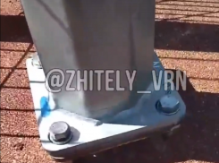 Опасный столб, раскачивающийся над детской площадкой, продемонстрировал житель Воронежа 