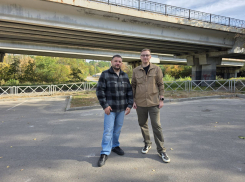 Камень упал с Северного моста и пробил лобовое: что делать и кто виноват