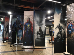 Потрясающие картины героев Marvel и DC украсили ТЦ в Воронеже 
