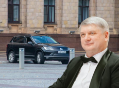 Себе - кроссовер Volkswagen Touareg, а  Lada Granta -  крестьянам