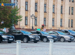 С барского плеча: областные чиновники отдали свои старые иномарки россошанским коллегам