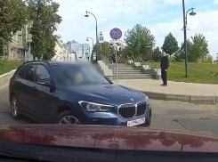 Грубый поступок автомобилистки попал на видео в Воронеже