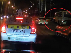 Момент сноса легковушки автобусом сняли на видео в Воронеже