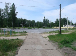 В Воронеже из спортплощадки делают платную парковку для автомобилей