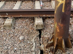 Воронежец рассказал, почему проезжую часть Северного моста падает щебенка