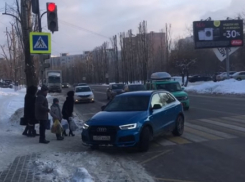 Нелепый разворот иномарки на «красный» воронежец запечатлел на видео