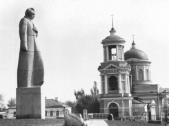 Памятник Алексею Кольцову открыли 46 лет назад на Советской площади Воронежа