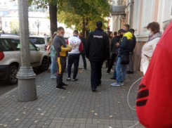 Очередь из пациентов дошла до улицы перед поликлиникой в центре Воронежа