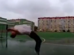 Фантастическую красоту акробатических трюков в лужах показал воронежец