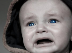 Ребенка, которого чуть не зарубили топором, нашли на лестничной клетке в Воронеже