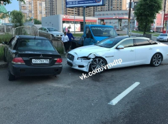 Люксовый Jaguar обидно разбили на дороге в Воронеже