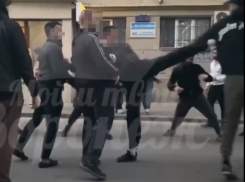 Драку у воронежского бара сняли на видео 