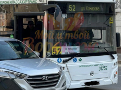 Снес зеркало: матерная перепалка водителя автобуса и автомобилиста попала на видео в Воронеже