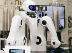 В центре Воронежа открылся первый магазин с танцующим роботом