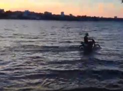 Мотоцикл-амфибию показали на Воронежском водохранилище