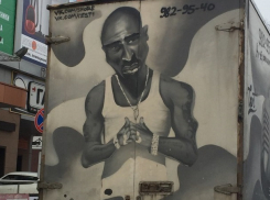 Потрясающий грязевой рисунок 2Pac сняли на грузовике в Воронеже  