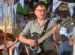 «Колхозный панк» на скрипке взорвал сочинский кабак после матча воронежского «Факела»