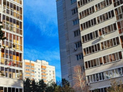 Почему затянулась замена стекол в пострадавшем от БПЛА доме, ответила воронежская мэрия