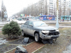 В Воронеже водитель «десятки» вылетел на тротуар на Бульваре Победы и сбежал (ФОТО)